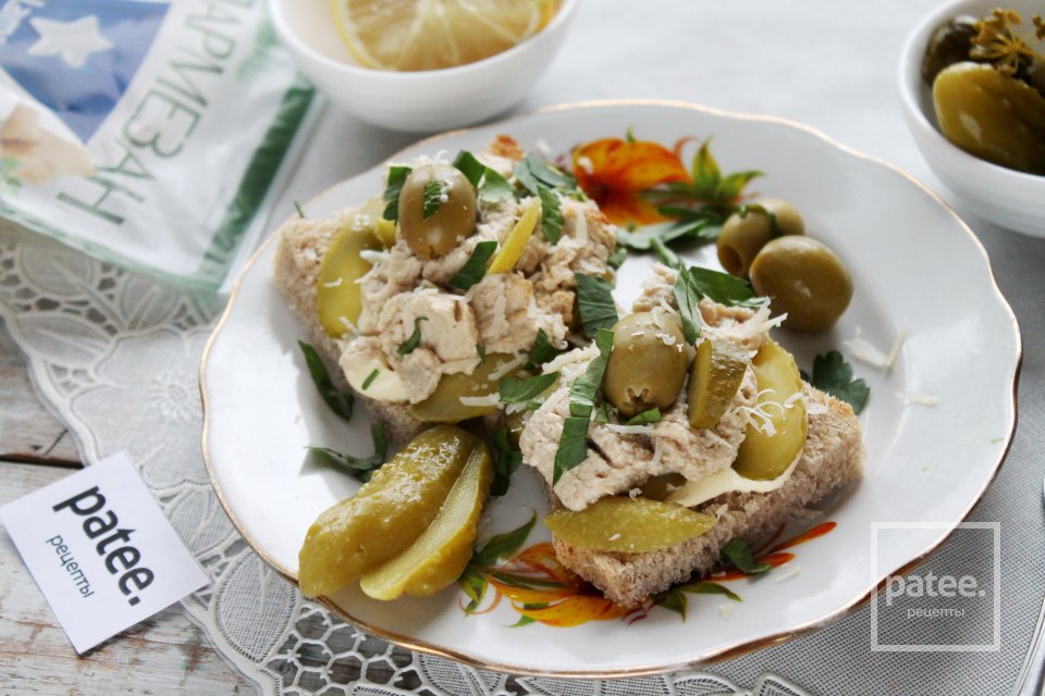 Бутерброды с печенью трески и огурцами - Шаг 10