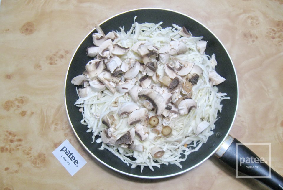 Пирог в виде сердца с капустой и грибами - Шаг 4