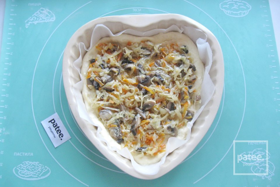 Пирог в виде сердца с капустой и грибами - Шаг 10