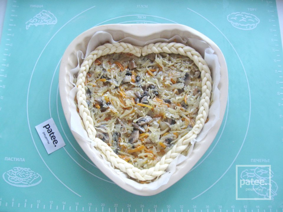 Пирог в виде сердца с капустой и грибами - Шаг 11