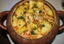 Мясо по-французски в горшочках.