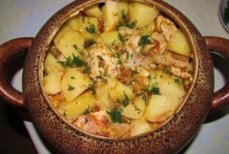 Мясо по-французски в горшочках.