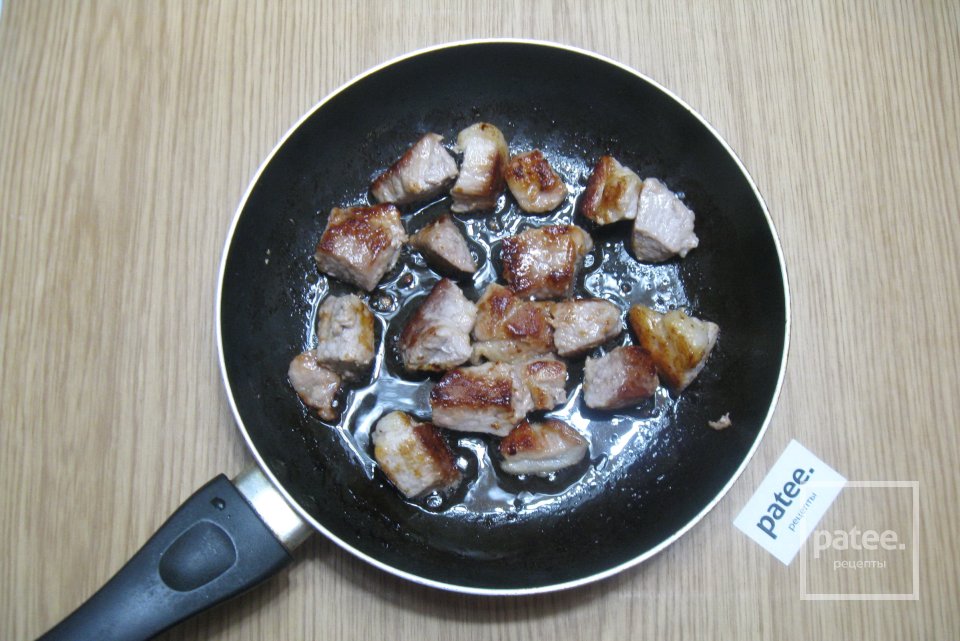 Свинина с гречкой в сковороде - Шаг 3