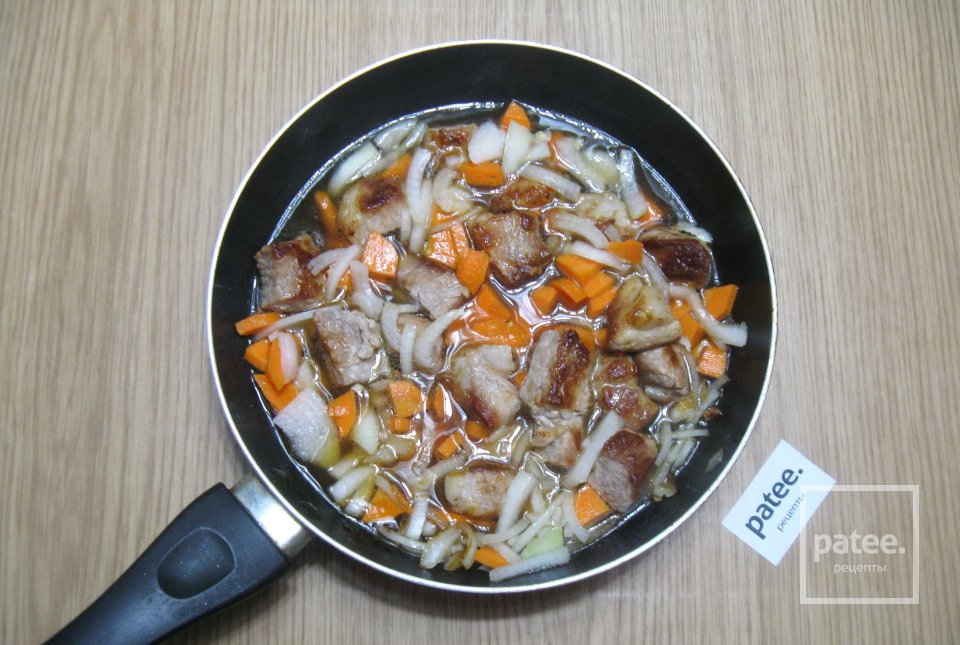 Свинина с гречкой в сковороде - Шаг 6