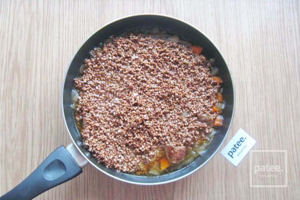 Свинина с гречкой в сковороде - Шаг 8