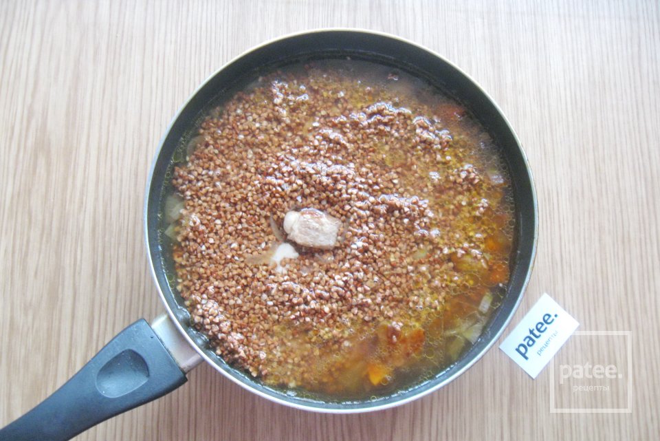 Свинина с гречкой в сковороде - Шаг 9