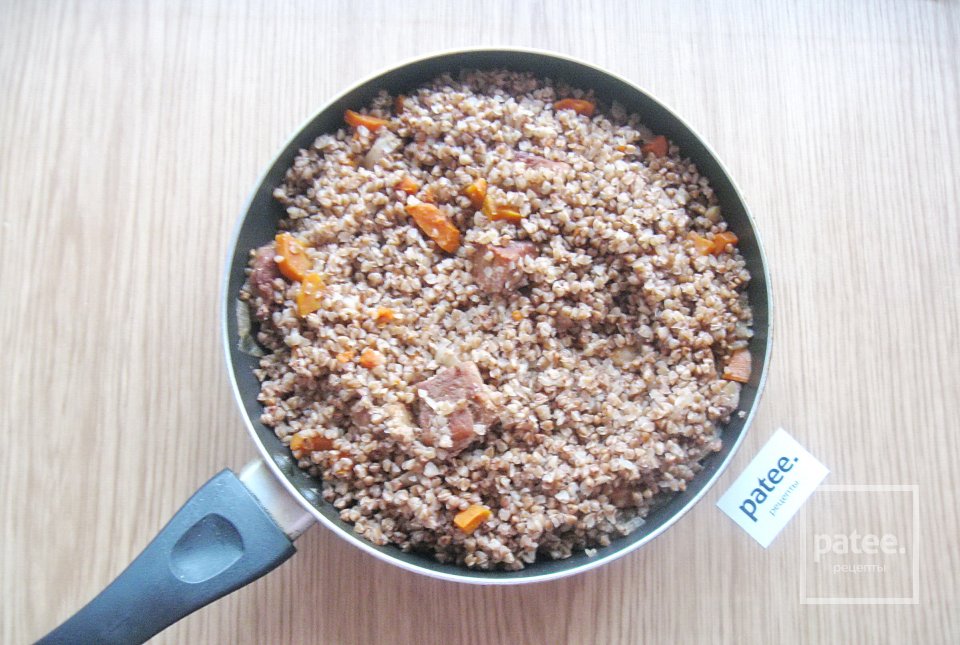 Свинина с гречкой в сковороде - Шаг 10