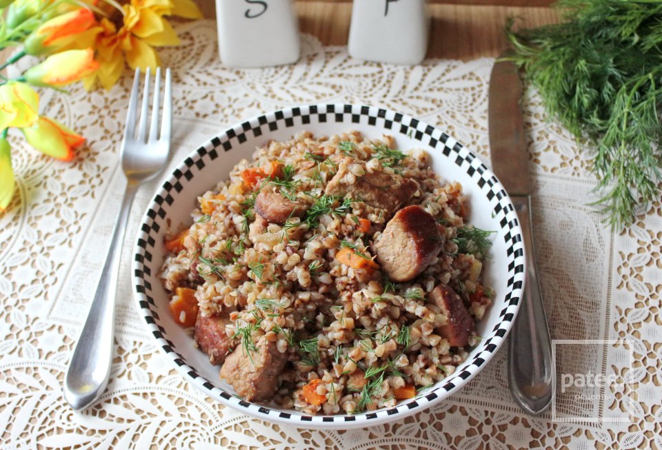 Свинина с гречкой в сковороде - Шаг 12