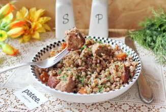 Свинина с гречкой в сковороде