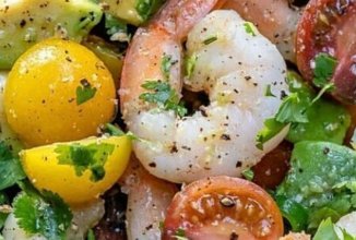 Салат с креветками и авокадо