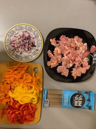 Соба с курицей и овощами - Шаг 1