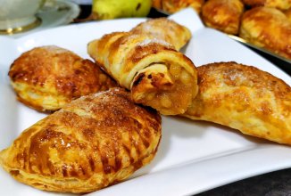 Слойки с начинкой из груш