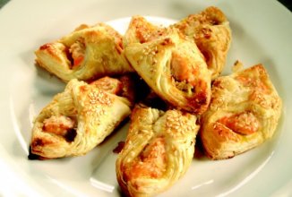 Рулетики из слоеного теста с красной рыбой