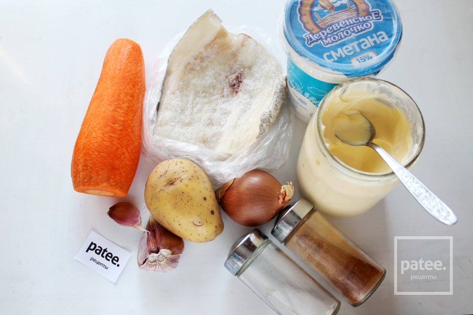 Треска запеченная с картошкой в сметанно-майонезной заливке - Шаг 1