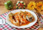 Карп в томатном соусе с овощами