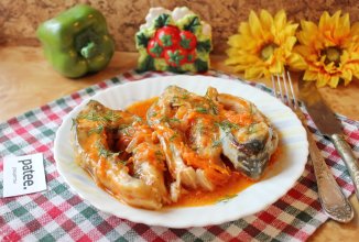 Карп в томатном соусе с овощами