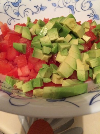 Салат с авокадо и томатами - Шаг 1