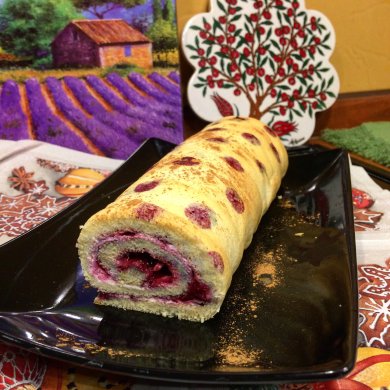 Cake roll with blackcurrant and sour cream filling
