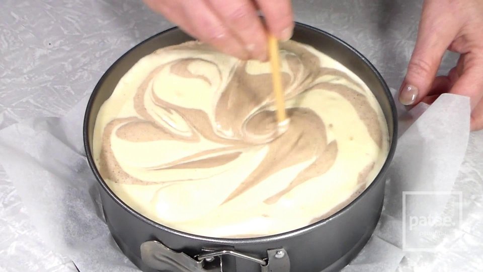 Бисквитный пирог "Зебра" с шоколадом - Шаг 13