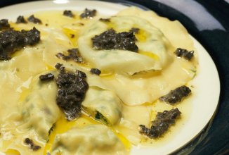 Равиоли с рикоттой и перепелиным желтком