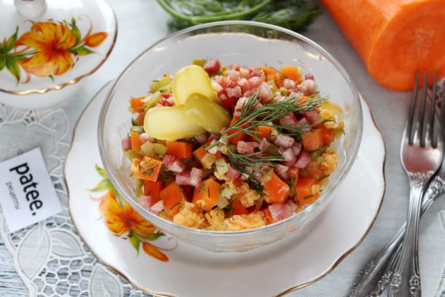 Салат с чечевицей, морковью и копчёной грудинкой