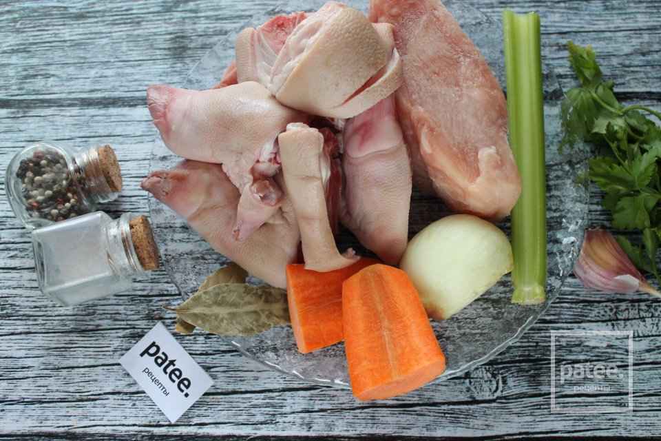 Холодец из свиных ножек и мяса индейки - Шаг 1