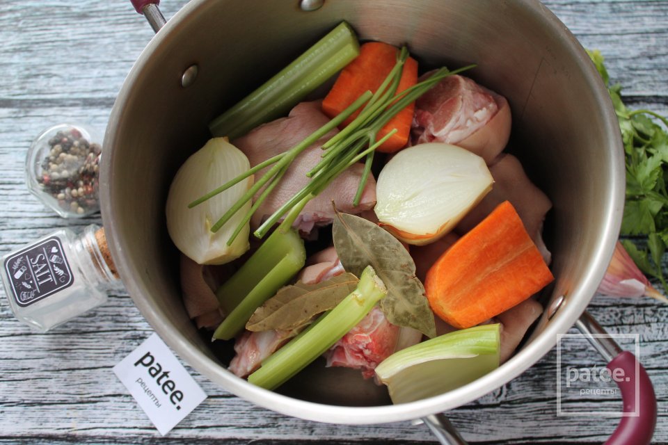 Холодец из свиных ножек и мяса индейки - Шаг 2