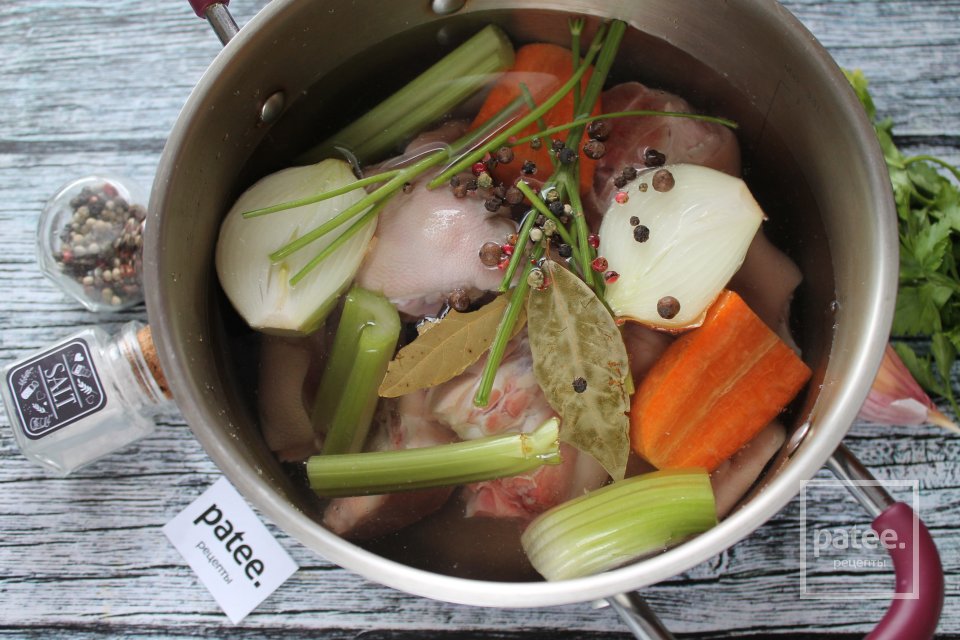 Холодец из свиных ножек и мяса индейки - Шаг 4