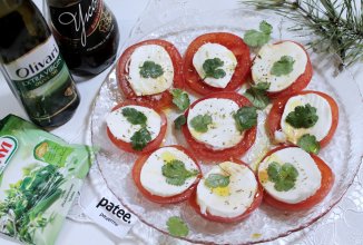 Капрезе с листьями кориандра