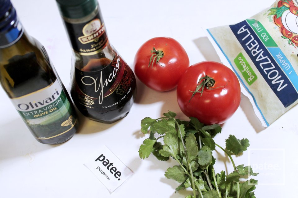 Капрезе с листьями кориандра - Шаг 1