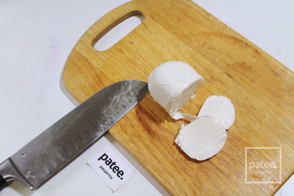 Капрезе с листьями кориандра - Шаг 3