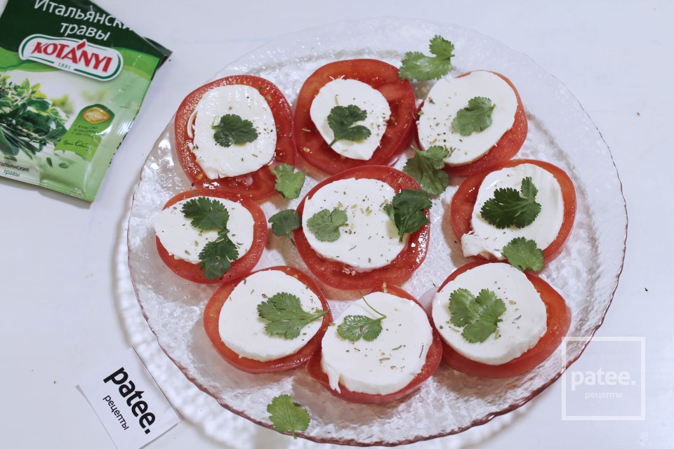 Капрезе с листьями кориандра - Шаг 7