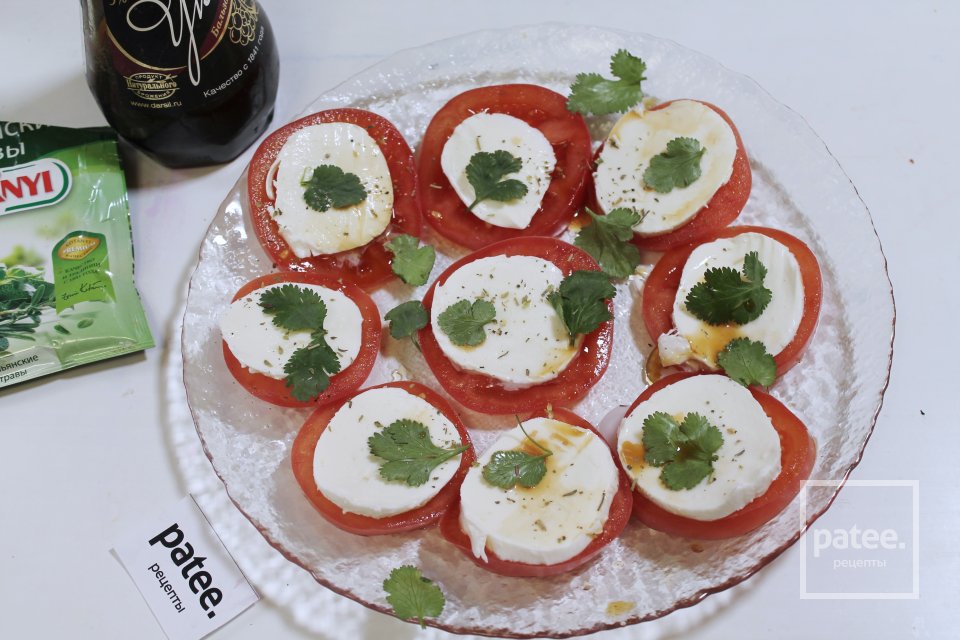 Капрезе с листьями кориандра - Шаг 8