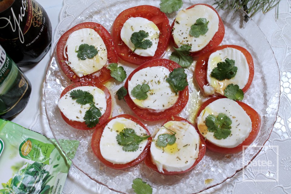 Капрезе с листьями кориандра - Шаг 12