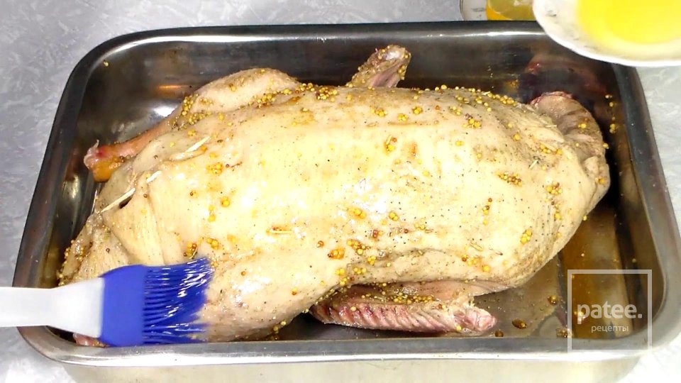 Утка с яблоками в духовке - Шаг 7