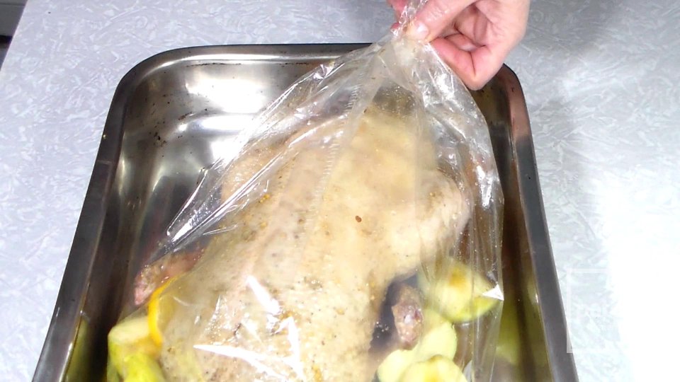 Утка с яблоками в духовке - Шаг 8