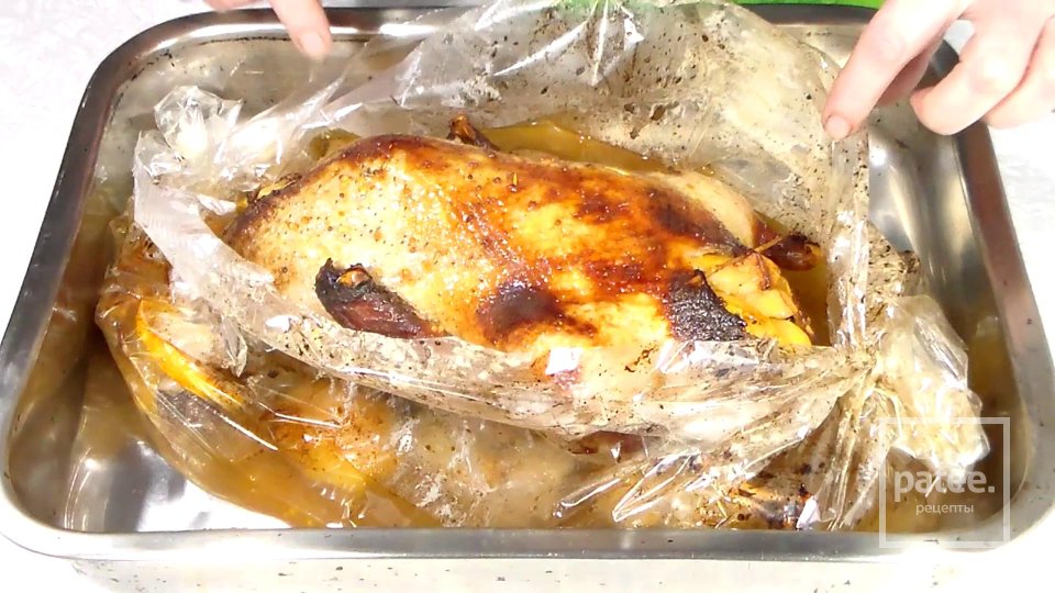 Утка с яблоками в духовке - Шаг 10