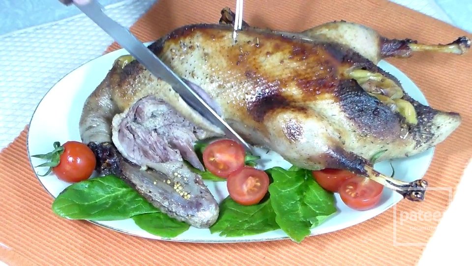 Утка с яблоками в духовке - Шаг 11