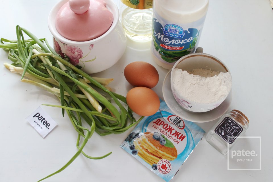 Пирожки дрожжевые с зеленым луком и яйцом - Шаг 1