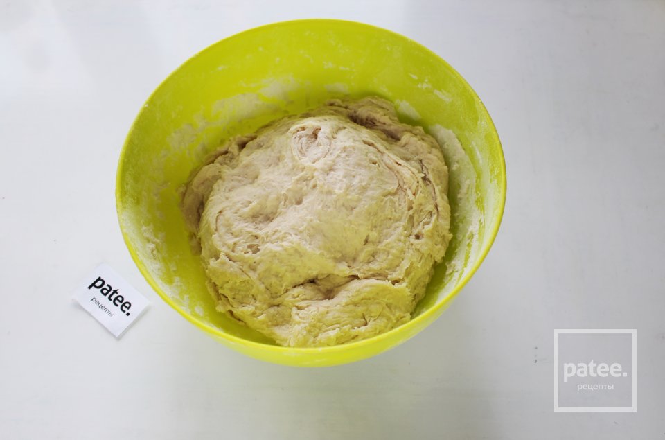 Пирожки дрожжевые с зеленым луком и яйцом - Шаг 7