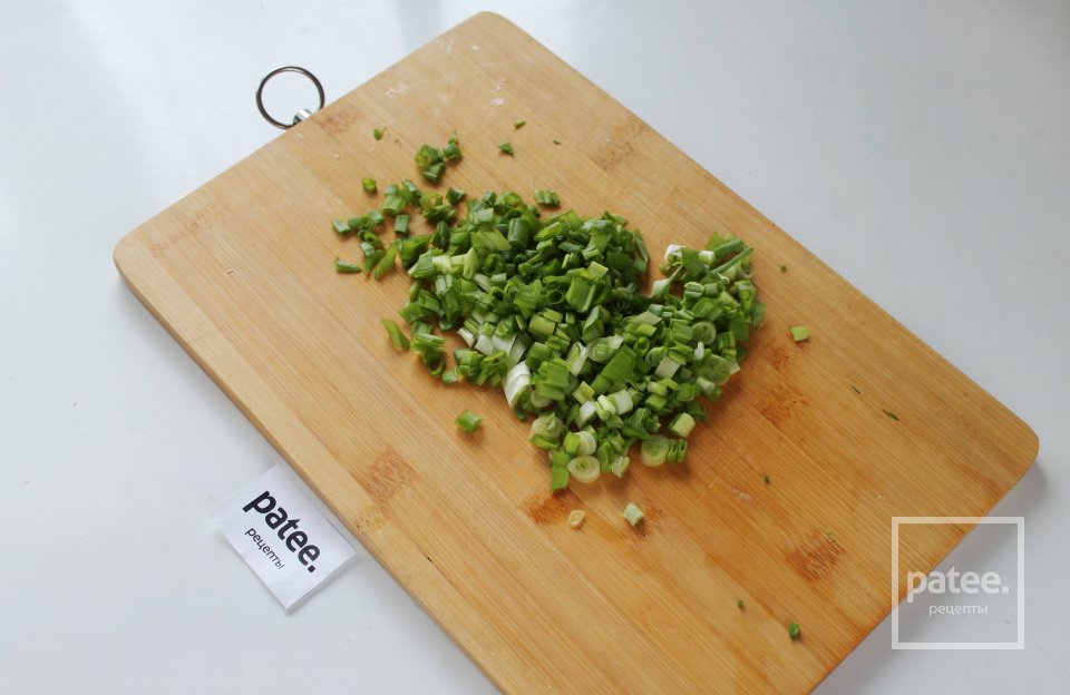 Пирожки дрожжевые с зеленым луком и яйцом - Шаг 8