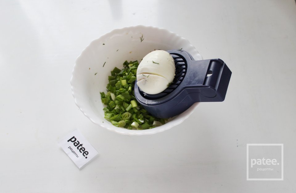 Пирожки дрожжевые с зеленым луком и яйцом - Шаг 9