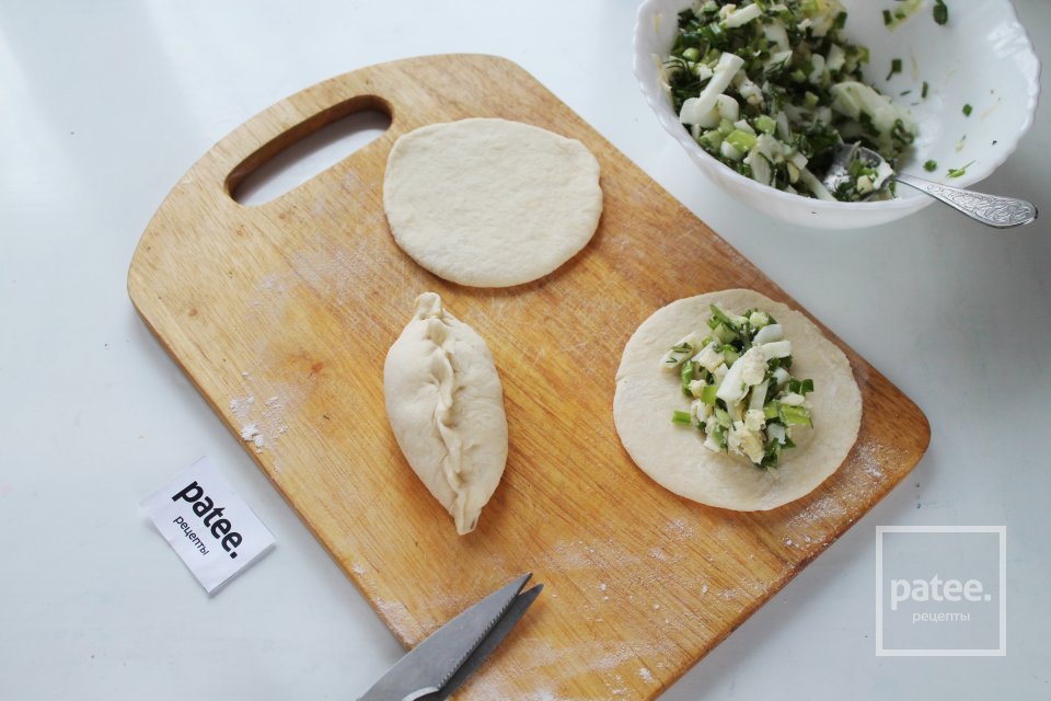 Пирожки дрожжевые с зеленым луком и яйцом - Шаг 12