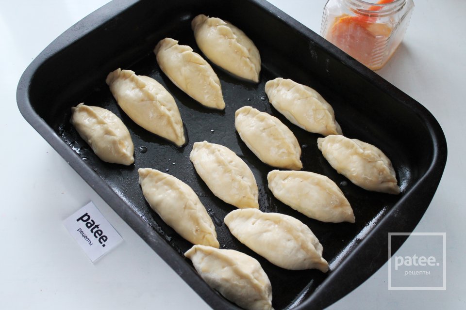 Пирожки дрожжевые с зеленым луком и яйцом - Шаг 13