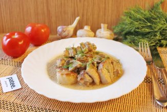 Свиная грудинка с грибами в сметане