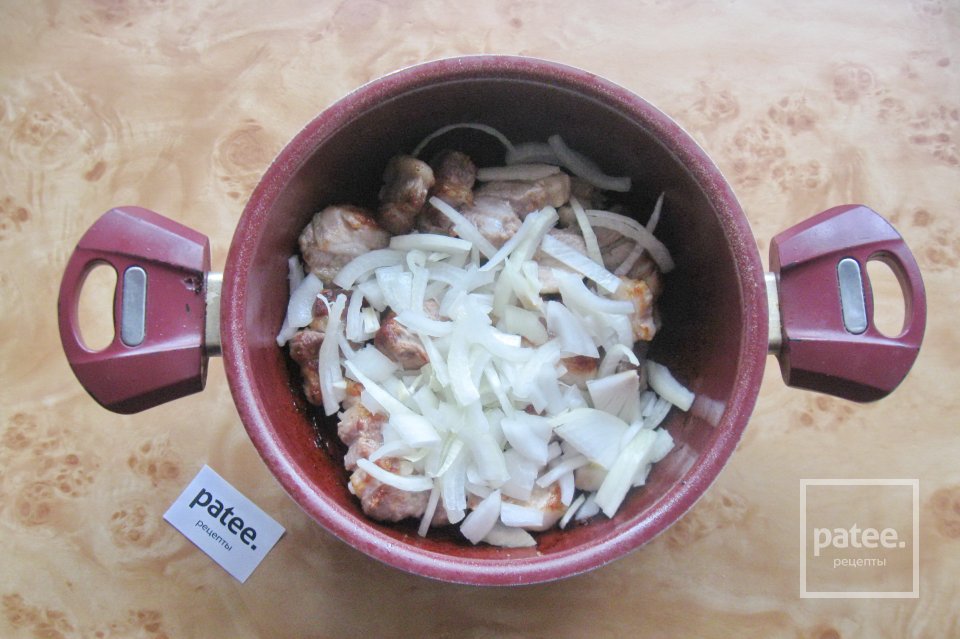 Свиная грудинка с грибами в сметане - Шаг 4