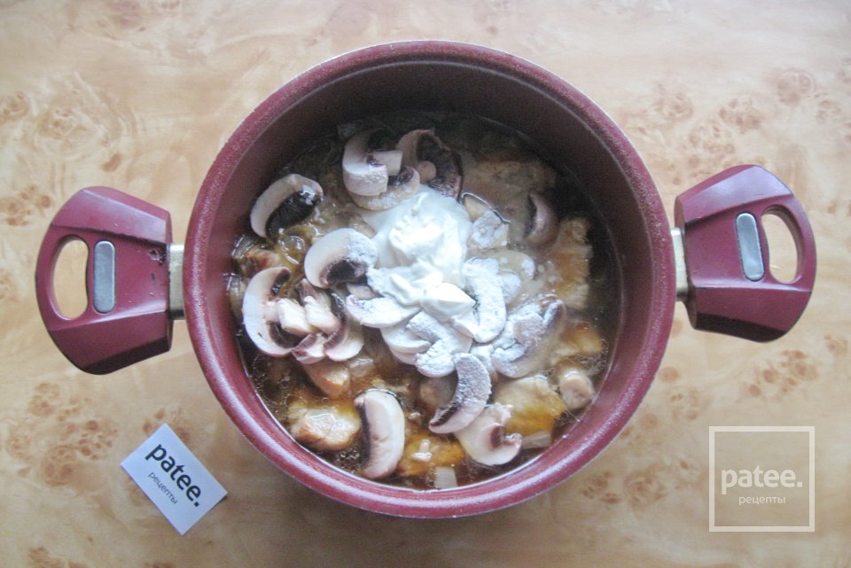 Свиная грудинка с грибами в сметане - Шаг 8