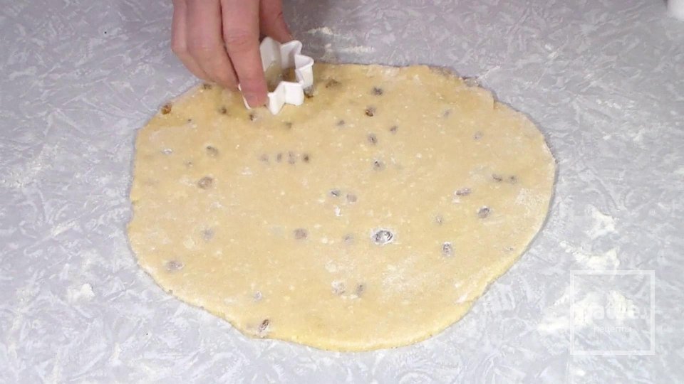 Творожное печенье с изюмом - Шаг 7