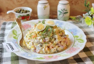 Салат из курицы с каперсами и перепелиными яйцами