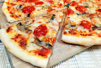 Домашняя пицца с грибами и сыром